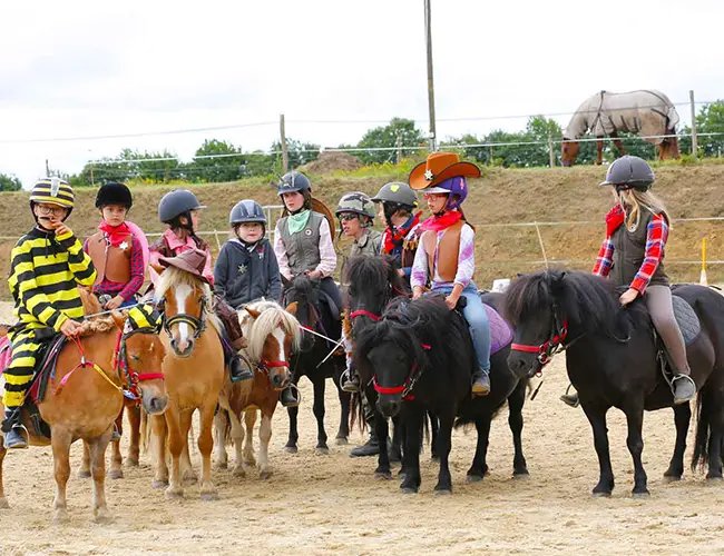 des cavaliers déguisé sur des poneys shetlands