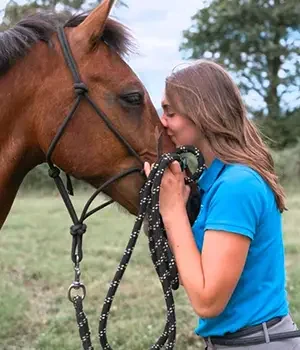 cavalière qui embrasse son cheval